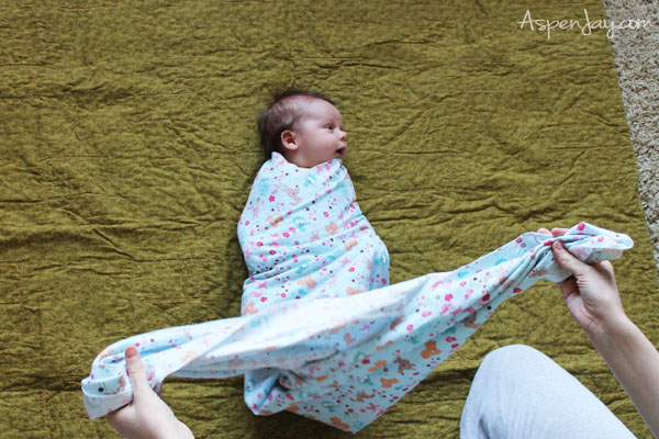 How to swaddle your baby in a way that protects their neck at the same time-ingenious!