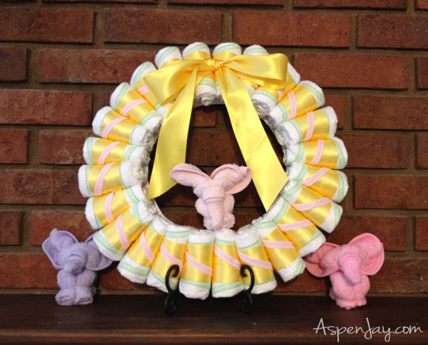 Diaper wreath with elephants made from wash clothes. So cute! 