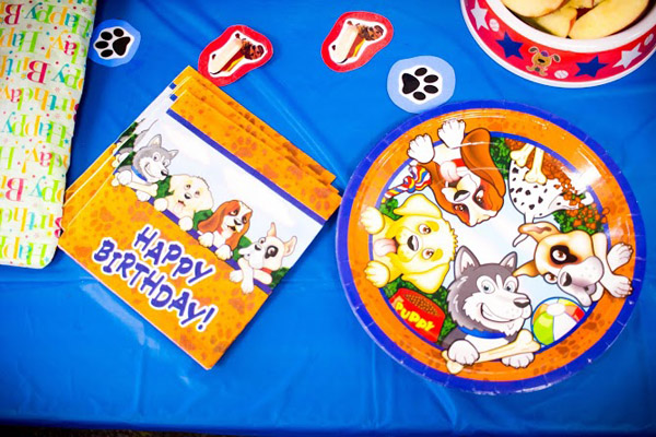 Dog themed Birthday Party - such cute ideas!