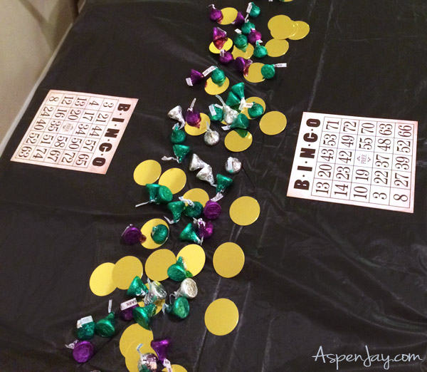 White Elephant Bingo! Such a fun activity for game night! Love the gold decorations to go along with the theme. PINNED!