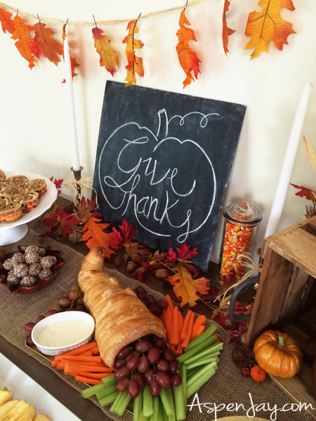 un Thanksgiving Food Ideas for preschool party! Throwing a little thanksgiving themed party for the kids would be so cute! Lots of great ideas, complete with all the recipes! PINNED!!!