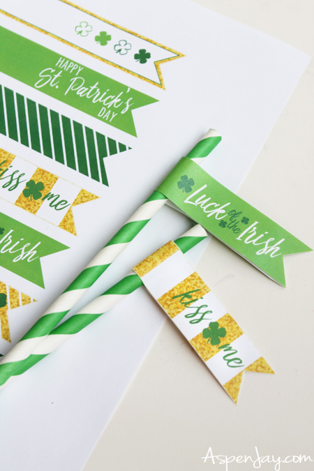 FREE printable St. Patrick's Day Straw Flags. These are SO adorable! Perfect touch to a St. Patrick's Day party! PINNED!