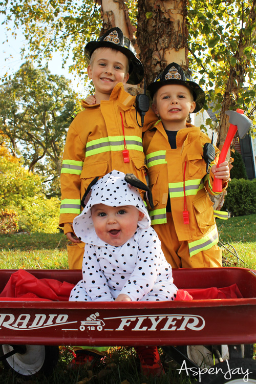 Firefighter family costumes for Halloween!!! Love the Firefighter themed trunk or treat! #firefighterfamily