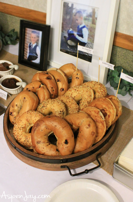 A bagel bar is a perfect idea for any brunch! It's little prep work, a crowd pleaser, and with these helpful tips and free printables it couldn't be easier! #bagelbar #bagelbarlabels #bagellabels
