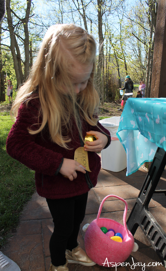 Hide some golden eggs with golden tickets inside for an extra element of fun! Free printables included! #goldeneasteregg #easteregghunt #goldentickets #goldeneggs