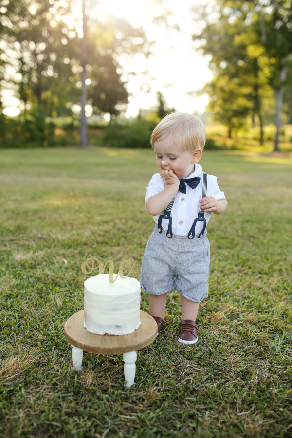 Plan your little man's first birthday photoshoot with these great ideas and helpful tips. #firstbirthday #firstbirthdayphotoshoot #1stbirthdayphotoshoot