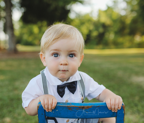 Plan your little man's first birthday photoshoot with these great ideas and helpful tips. #firstbirthday #firstbirthdayphotoshoot #1stbirthdayphotoshoot