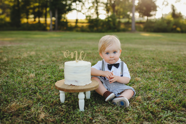 Plan your little man's 1st birthday photo shoot with these great ideas and helpful tips.#firstbirthday #firstbirthdayphotoshoot #1stbirthdayphotoshoot