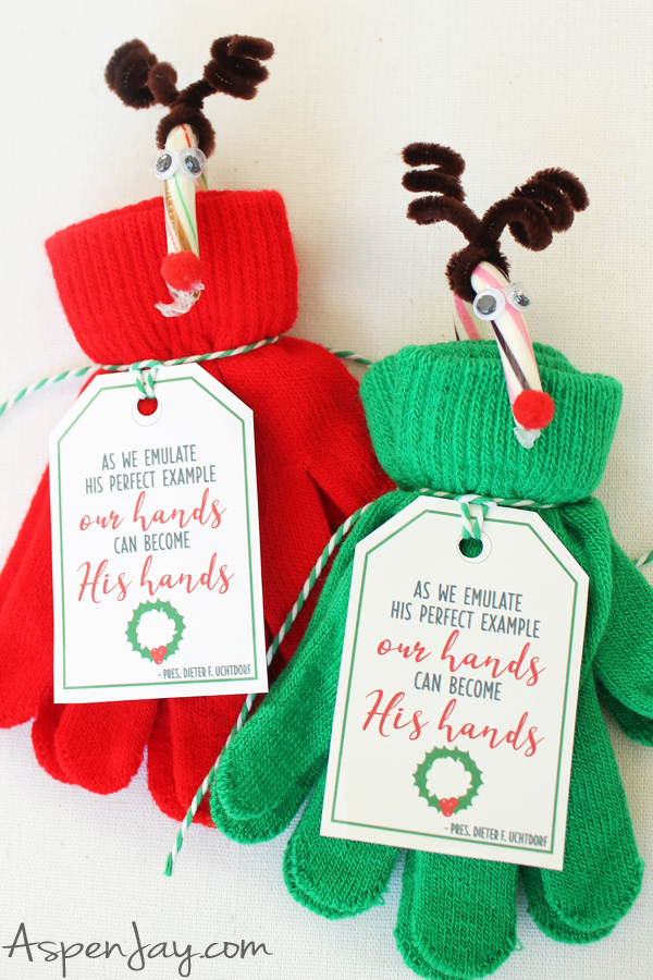 Download these FREE printable glove gift tags to dress up a pair of mittens to give to someone this Christmas!