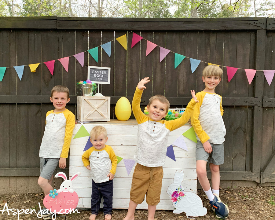 Cute matching outfits for the kdis. This post is full of valuable Easter egg hunt tips to help you throw a memorable hunt! #easteregghunt #egghunt