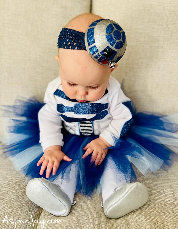 Adorable DIY baby R2D2 costume for girls. Need epic costumes ideas this Halloween? You don't need to travel to a galaxy far, far away for authentic Star Wars family costumes! 