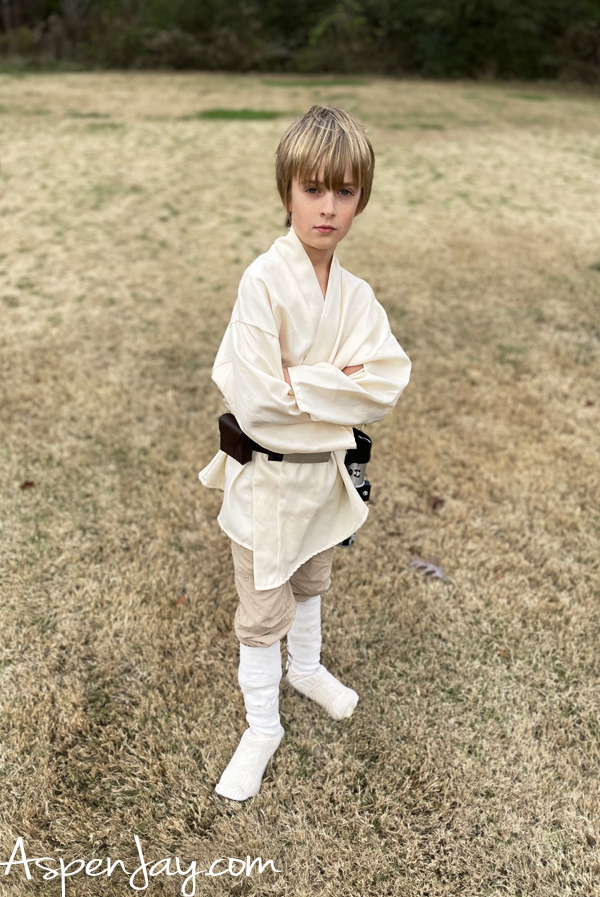 Need epic costumes ideas this Halloween? You don't need to travel to a galaxy far, far away for authentic Star Wars family costumes! DIY Luke Skywalker costume for boys.
