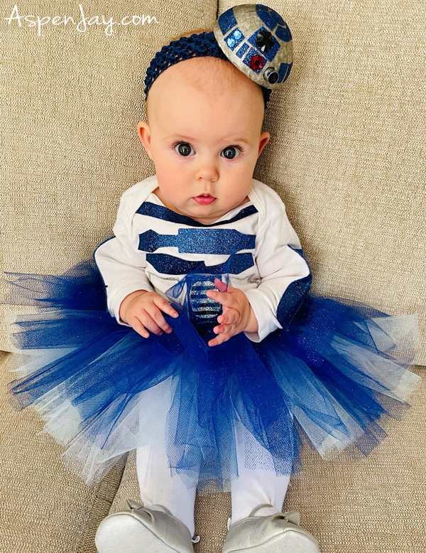Adorable DIY baby R2D2 costume for girls. Need epic costumes ideas this Halloween? You don't need to travel to a galaxy far, far away for authentic Star Wars family costumes! 