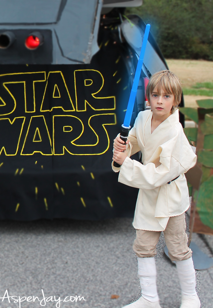 Need epic costumes ideas this Halloween? You don't need to travel to a galaxy far, far away for authentic Star Wars family costumes! DIY Luke Skywalker costume for boys.