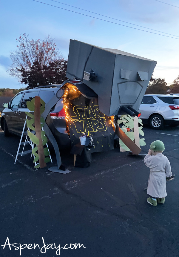 You don't need to travel to a galaxy far, far away for authentic Star Wars family costumes and an AMAZING trunk! Here are some great DIY ideas to make your own! 