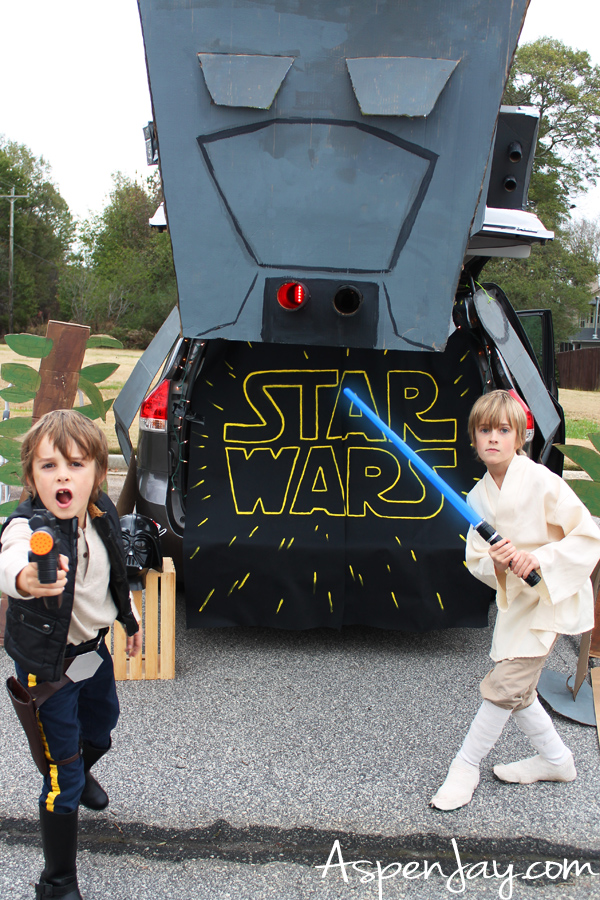 You don't need to travel to a galaxy far, far away for authentic Star Wars family costumes and an AMAZING trunk! Here are some great DIY ideas to make your own! 
