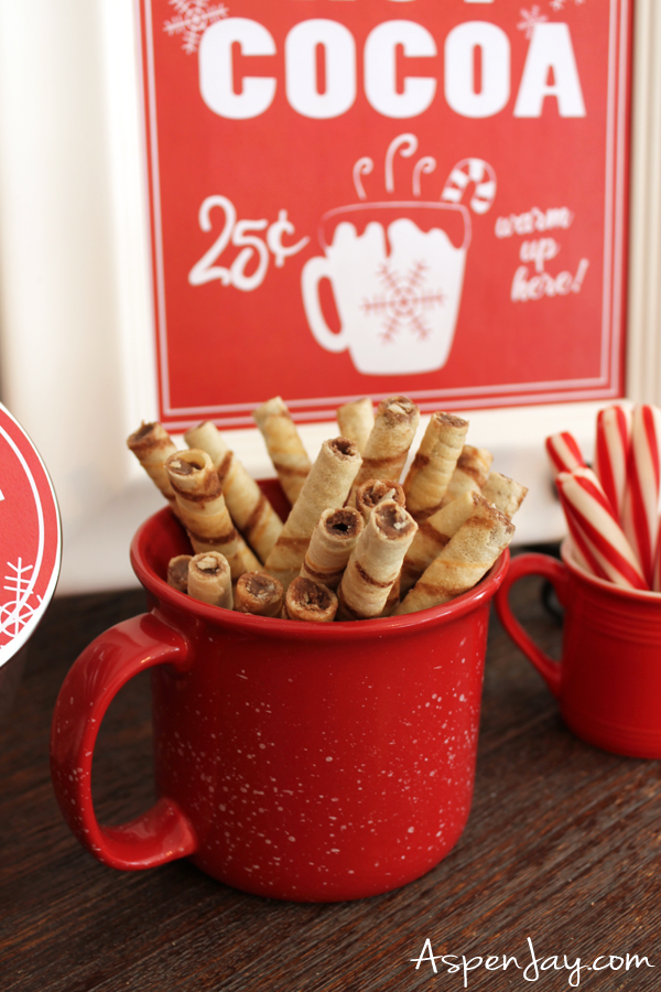 The perfect Christmas themed hot chocolate station! Love these ideas and the FREE printables!