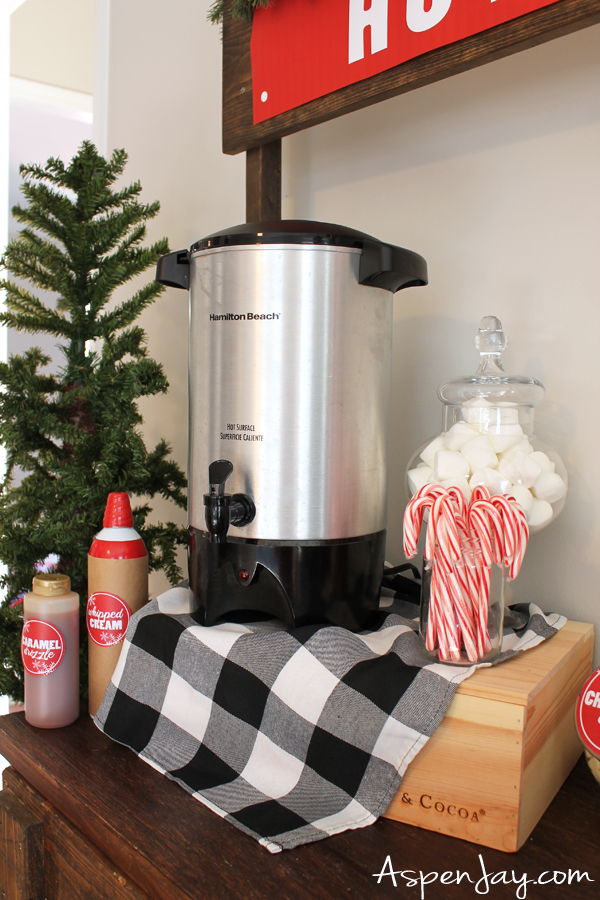 The perfect Christmas themed hot chocolate station! Love these ideas and the FREE printables!