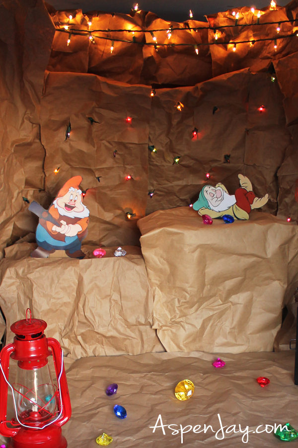 Snow White and the Seven Dwarfs, Happy and Sleepy in a Trunk or Treat set up