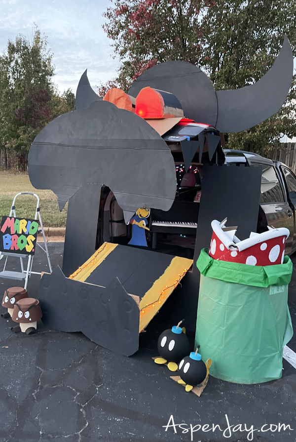 Super Mario Trunk - Bowser's castle side view with all his minions as props