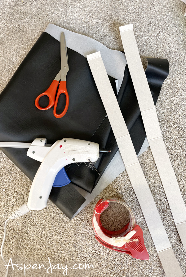 Easy DIY ideas for creating belts for your Seven Dwarfs family costumes. Items of materials needed