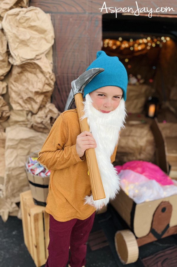 Child dressed in a DIY Bashful costume from Snow White and the Seven Dwarfs 