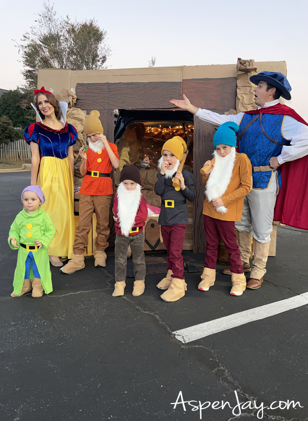Snow White and the Seven Dwarfs family costumes. Family posed in front of trunk or treat display for Halloween. Great ideas that you'll want to save for later! 