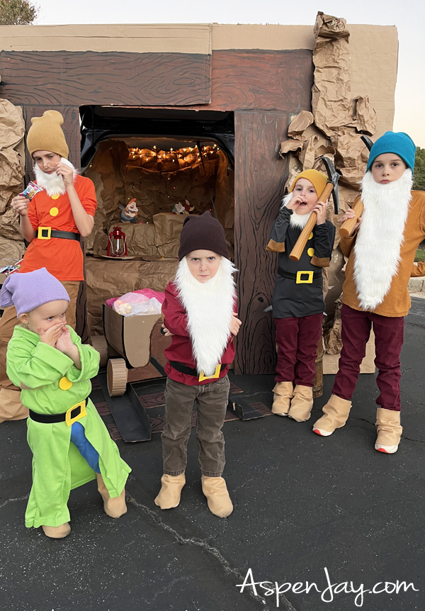 Looking for the perfect group Halloween costume? These DIY Snow White & Seven Dwarfs family costumes are easy, budget-friendly, and adorable for the whole family. Pin this for your own magical Halloween!